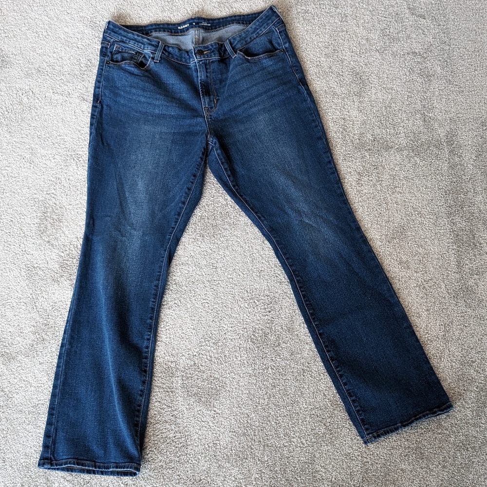 Old Navy Mid-Rise Kicker Boot-Cut in Medium Wash (Size 16)